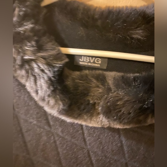 JBVG black Cape/poncho with faux fur trim - NWT - Picture 2 of 9